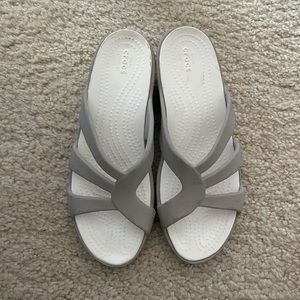 💛 Crocs wedge slippers size 6